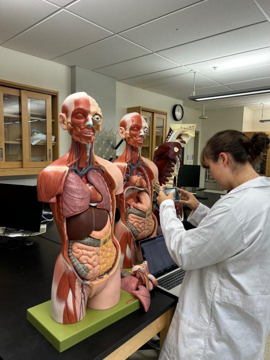 Student in BIOL 220 lab